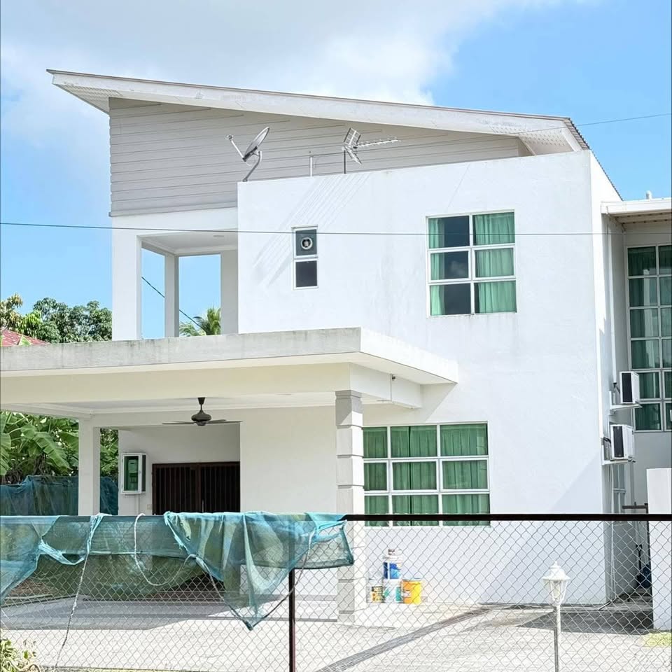 SEMI DETACHED HOUSE FOR RENT AT JERUDONG